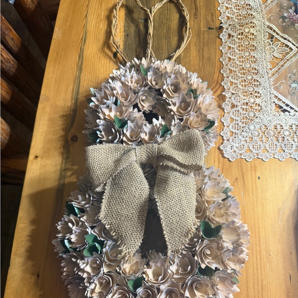 Cream and Green Faux Floral Accents with Modern Design - Picture 6 of 6